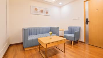 Executive-Studiosuite | Wohnbereich | 48-Zoll-Flachbildfernseher mit Digitalempfang