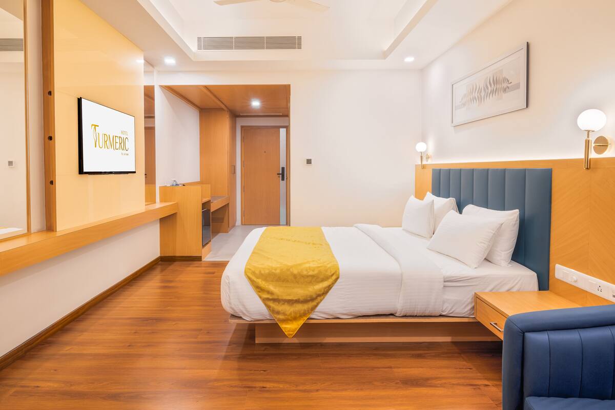 Una habitación de hotel moderna con cama, escritorio y silla.