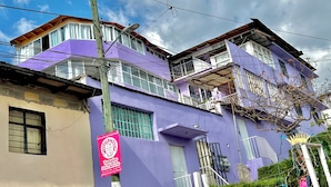 A multi-story building with balconies, a signboard, and a streetlight. - Cozy Vacation Rental in San Cristóbal de las Casas (San Cristóbal de las Casas)
