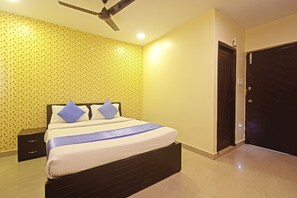 Desk, soundproofing, iron/ironing board, free WiFi - Hotel NS Royal Emirates (Hyderabad)