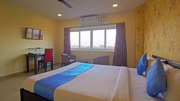 Desk, soundproofing, iron/ironing board, free WiFi