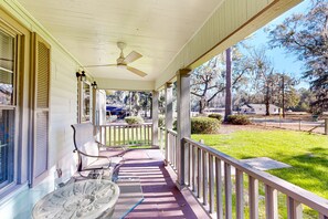 Terrace/patio - Renovated farmhouse with private pond, streaming, full kitchen, central AC, WiFi (Savannah)