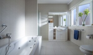 Bañera de hidromasaje, secador de pelo, toallas, jab ón