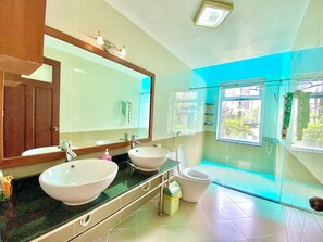 Haartrockner, Bidet, Handtücher, Seife