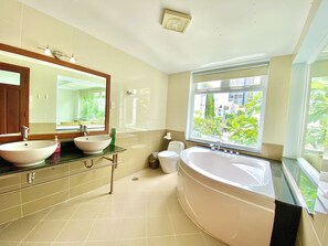 Hair dryer, bidet, towels, soap - Gem Villa 215 - Biệt thư hiện đại có hồ bơi lớn giữa lòng Thảo Điền (Quận 2)