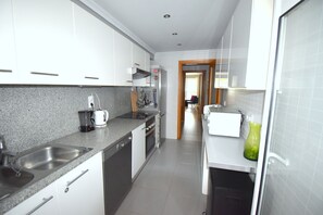 Kylskåp, mikrovågsugn, ugn och diskmaskin