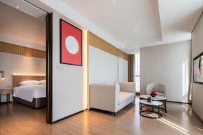 Escritorio, espacio para trabajar con laptop y cortinas blackout