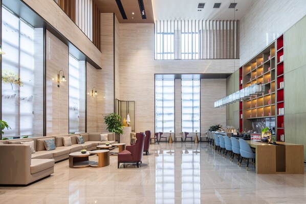 A spacious lobby with a modern design, featuring a large seating area, a reception desk, and a well-lit environment with natural light. - Echeng Hotel Shenzhen Tian'an Yungu  (Shenzhen)