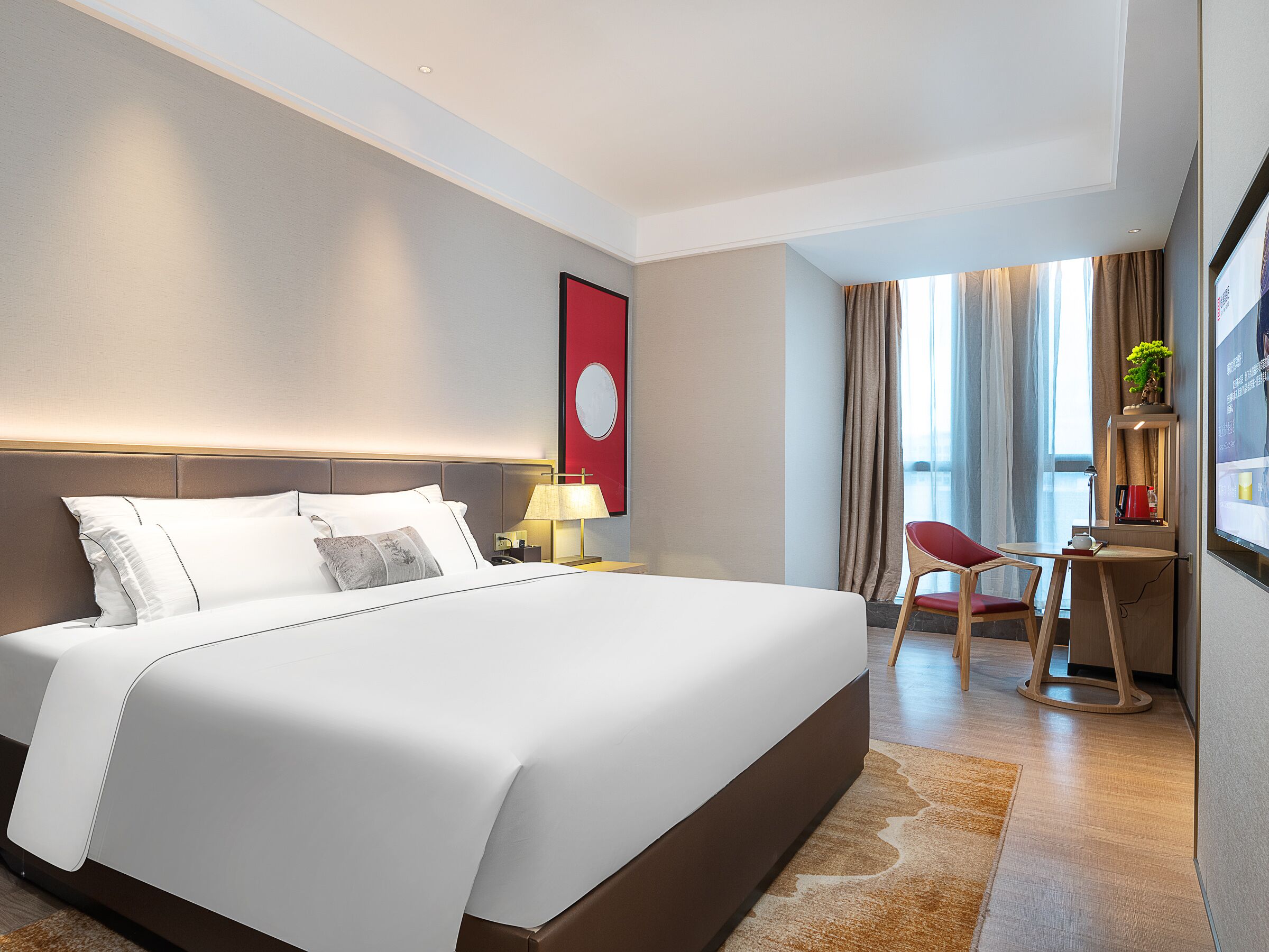 Escritorio, espacio para trabajar con laptop y cortinas blackout 