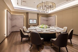 A conference room with a round table, chairs, and a chandelier. - Echeng Hotel Shenzhen Tian'an Yungu  (Shenzhen)