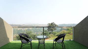 Splendour Premium | Minibar, brankas, meja kerja, dan tirai kedap cahaya