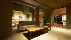 Un interior moderno con una mesa de centro de madera, un sofá beige y una zona de comedor con sillas y una mesa.