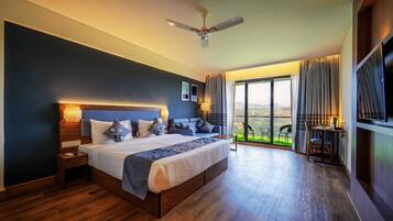 Minibar, coffres-forts dans les chambres, bureau, rideaux occultants