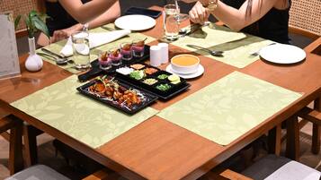 2 restaurantes; se sirven desayunos, almuerzos, cenas y cocina fusión