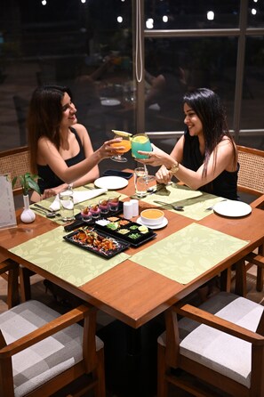 2 restaurants servant le petit déjeuner, spécialités Cuisine fusion