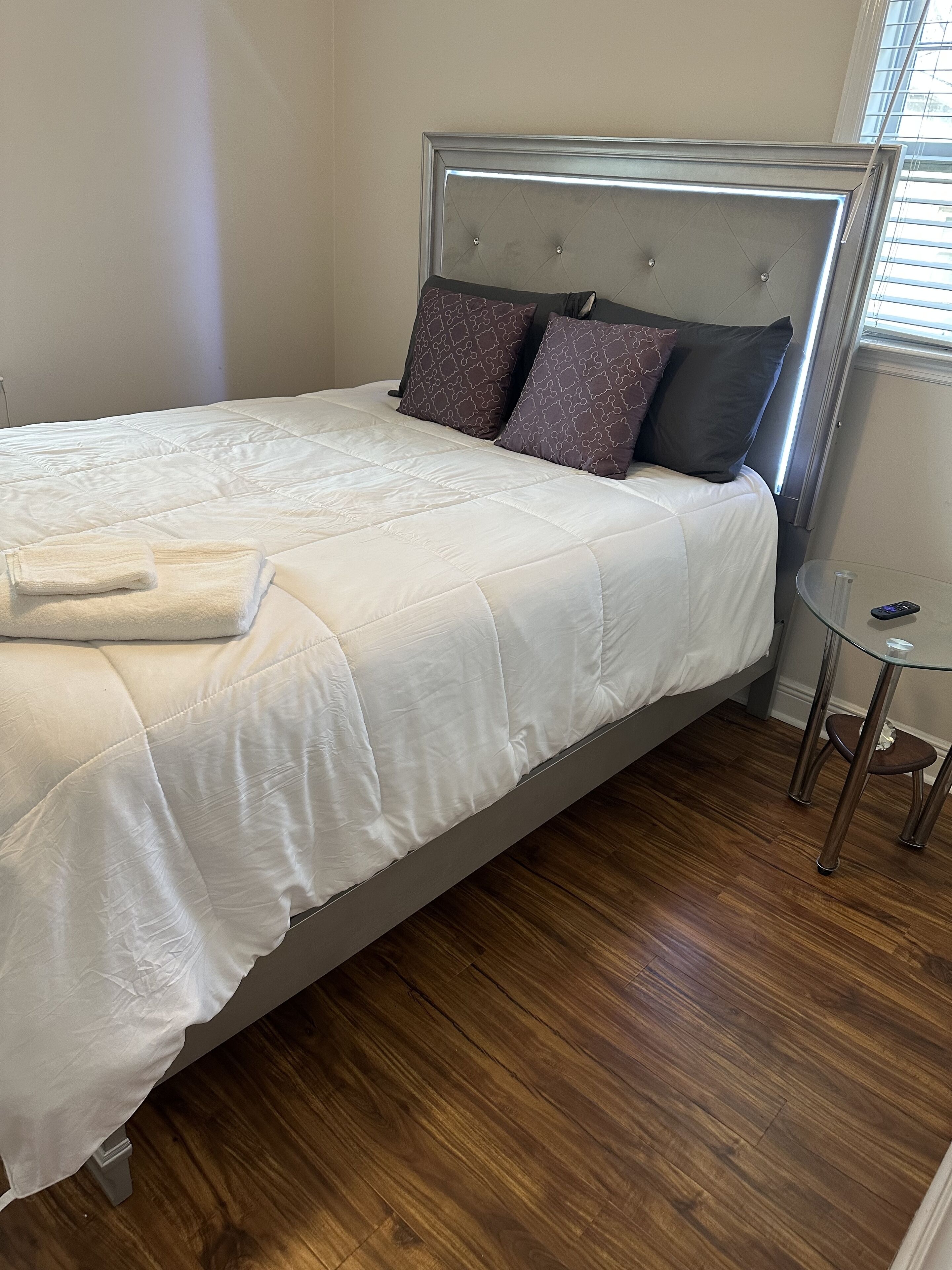 2 makuuhuonetta, työpöytä, silitysrauta/-lauta, ilmainen Wi-Fi