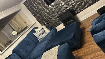 Smart-TV, peis og bøker