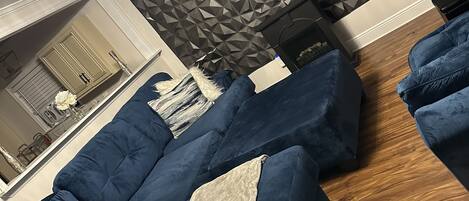 تلفزيون ذكي، مدفأة، كُتُب