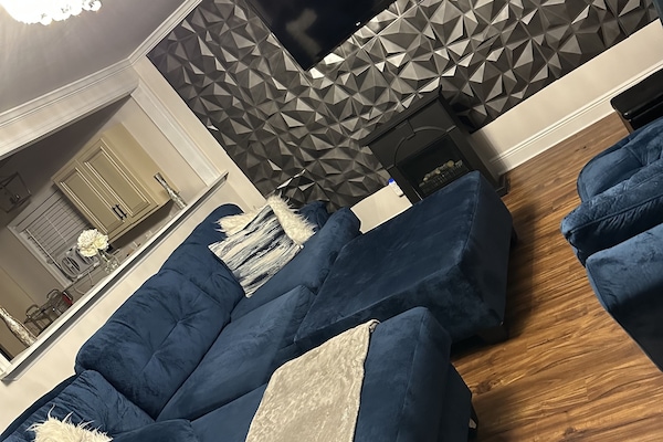 Älytelevisio, takka, kirjoja