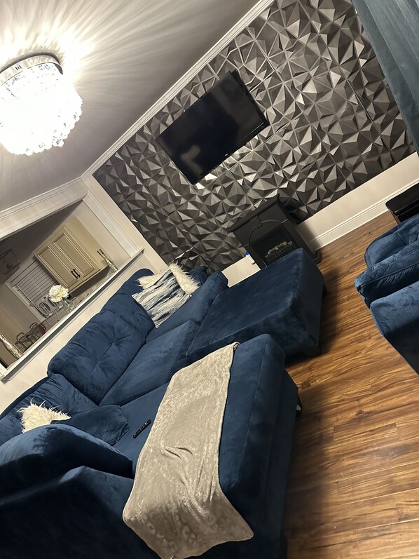 Una Smart TV, una chimenea, libros