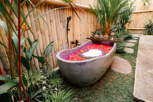 Villa de luna de miel | Baño | Bañera y ducha independientes y cabezal de ducha tipo lluvia