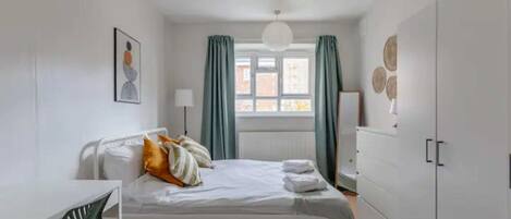 Eenvoudig appartement | 4 slaapkamers, een laptopwerkplek, een strijkplank/strijkijzer