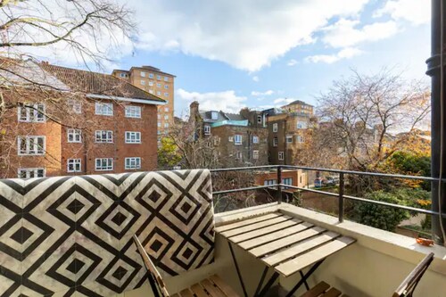 Cosy 4BD Flat W/private Balcony - Nine Elms!