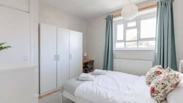 4 عدّة غرف نوم ومساحة عمل للكمبيوتر المحمول ومكواة/لوح كي وملاءات أسرّة