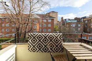 Basic Apartment | Property grounds - Cosy 4BD Flat W/private Balcony - Nine Elms! (London)