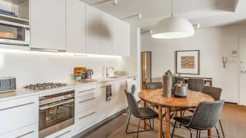 Fridge, microwave, oven, stovetop