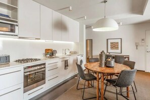 Frigorifero, microonde, forno, piano cottura