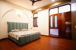 5 bedrooms, WiFi, bed sheets