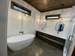 Shower, hair dryer, towels, soap - A Quiet Place, Brokenbow. 2 Master bedrooms, Bunk room 4 beds, gameroom (Broken Bow)