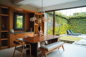 Frigobar, microondas, horno, placa de cocina