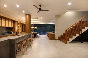 Mini-frigorifero, microonde, forno, piano cottura