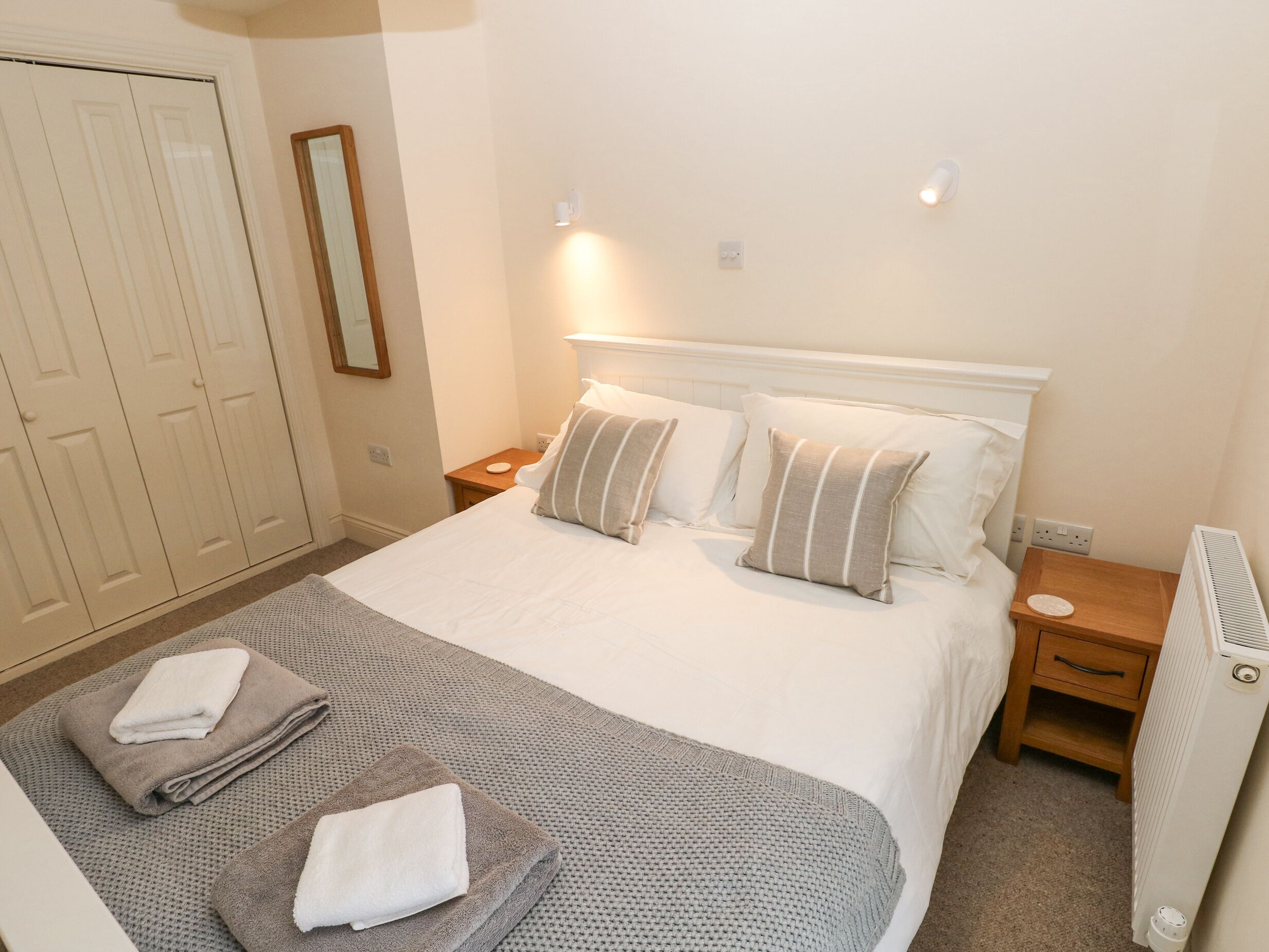 4 عدّة غرف نوم وبديكورات فريدة لكل غرفة وطراز فريد لكل وحدة