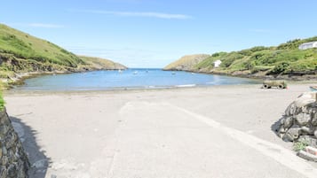 Pantai berhampiran