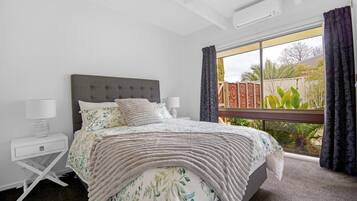 4 bedrooms, iron/ironing board, WiFi, bed sheets