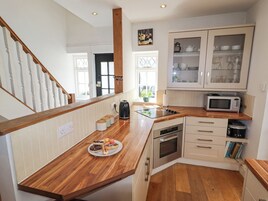 Cottage | Private kitchen | Fridge, dishwasher, electric kettle, toaster