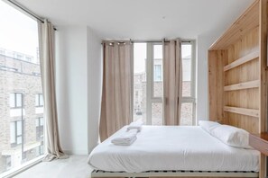 Basic Apartment | 3 bedrooms, bed sheets - Charm & Convenience 3 Bed Near Excel London (London)