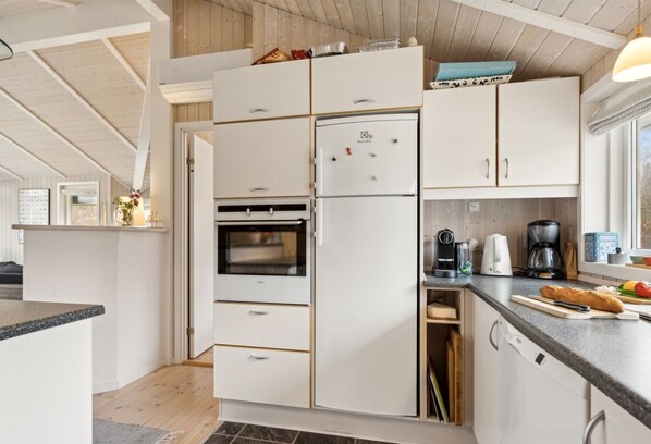 Refrigerador, microondas, lavavajillas y utensilios de cocina