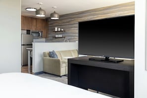 Espacio para trabajar con laptop y tabla de planchar con plancha