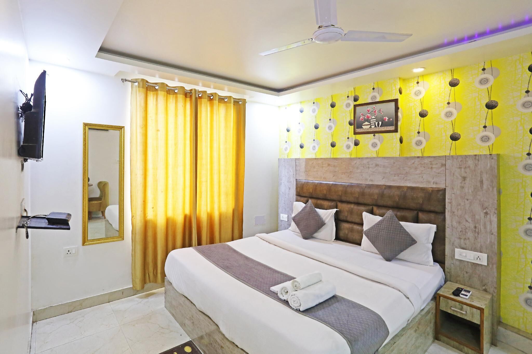 Classic Double or Twin Room | Living area | Flat-screen TV