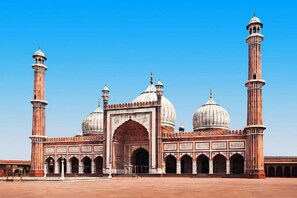 A large, historic building with multiple domes and minarets, featuring a grand entrance and a courtyard. - Hotel Broadway at Airport (New Delhi)