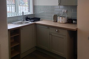 Fridge, microwave, oven, stovetop - 2 Bed House - Sleeps 5 - Parking - Wifi (Manchester)