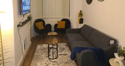2 Bed House - Sleeps 5 - Parking - Wifi