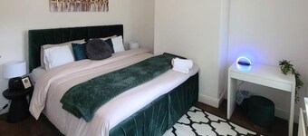 2 Bed House - Sleeps 5 - Parking - Wifi