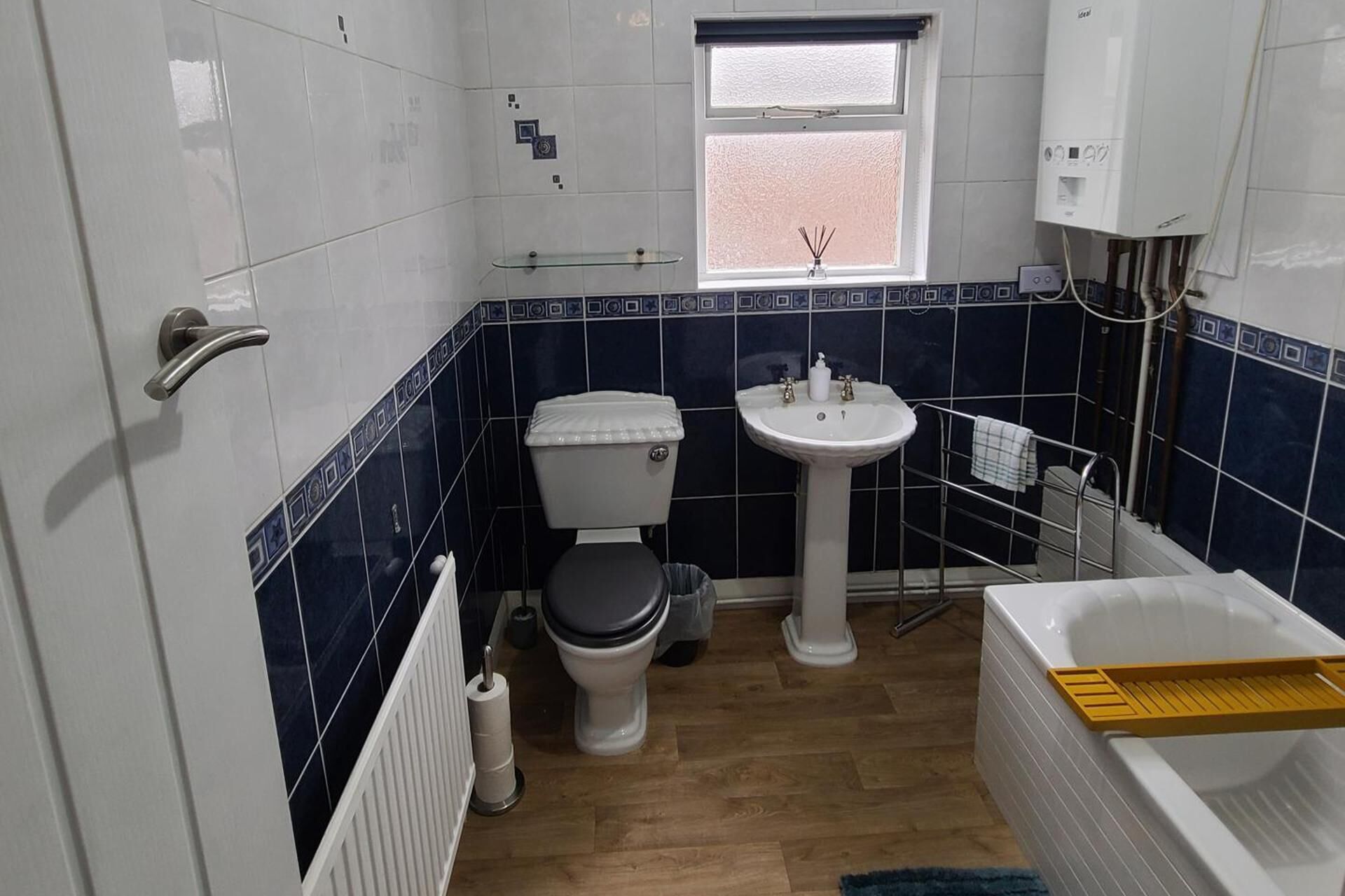 淋浴/盆浴组合、深泡浴缸、吹风机、毛巾