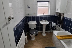 Combined shower/tub, deep soaking tub, hair dryer, towels