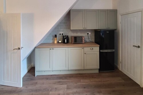 2 Bed House - Sleeps 5 - Parking - Wifi